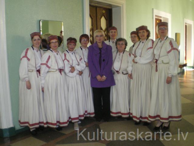 Kopā ar deputāti Ingrīdu Circeni